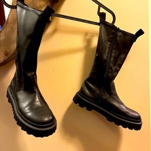 Zara girls size 5 high boots (EUR size 36)
Worn only ones for the party.